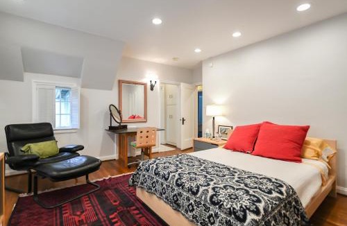 Greater Wilshire - Hancock Park House | Beautiful airy architect-designed room and brand new private luxe bathroom