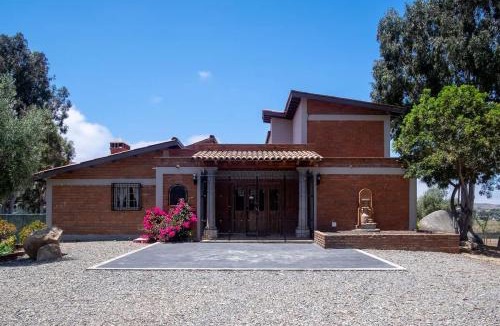 San Antonio de las Minas House | Beautiful Home at Valle de Gpe with Jacuzzi AC & Wifi