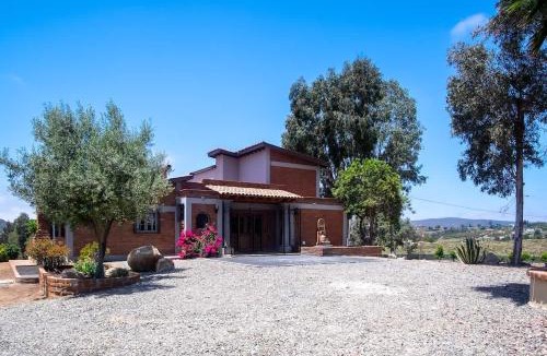 San Antonio de las Minas House | Beautiful Home at Valle de Gpe with Jacuzzi AC & Wifi