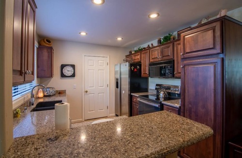 Mesa Condo | BEAUTIFUL MESA PROPERTY-Easy Access-Garage EV Chrg/Patio/Pool/Hot Tub/30-DAY MIN