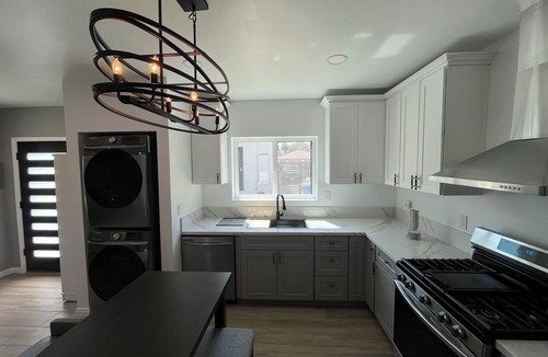 North Arroyo House | Beautiful, new 1 bdr/1ba in charming Altadena. Walk or jog to the Rose Bowl.