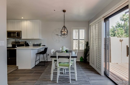 The Islands House | Beautiful, Newly Remodeled & Fully Furnished Townhouse on the Water!