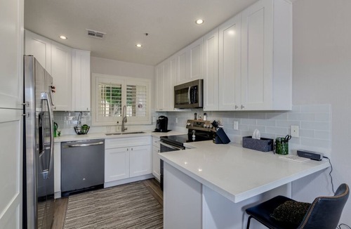 The Islands House | Beautiful, Newly Remodeled & Fully Furnished Townhouse on the Water!
