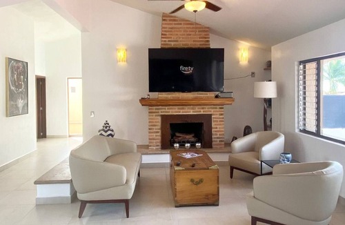 San Antonio Tlayacapan House | Beautifully Renovated 2 Bedroom. Great Location- Walk to everything.