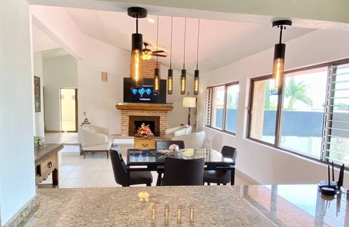 San Antonio Tlayacapan House | Beautifully Renovated 2 Bedroom. Great Location- Walk to everything.