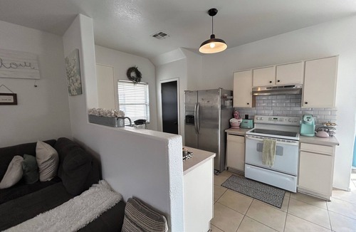 Roseview House | Beautifully updated 3bedroom, 2.5bathroom home in a quiet Surprise neighborhood