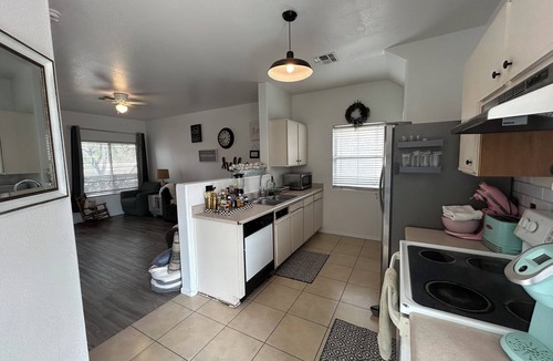 Roseview House | Beautifully updated 3bedroom, 2.5bathroom home in a quiet Surprise neighborhood