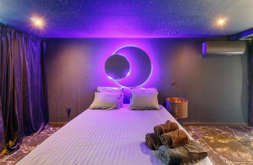 Solaro Bed & Breakfast | Bed and Breakfast 'Luxurious Love Room By Vill'amore' with Private Terrace, Wi-Fi and Air Conditioning
