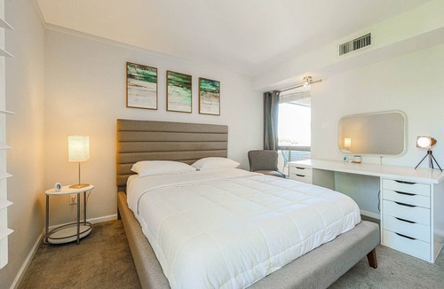 Entertainment District Condo | Beyond Lovely Old Town Condo w/ POOL!