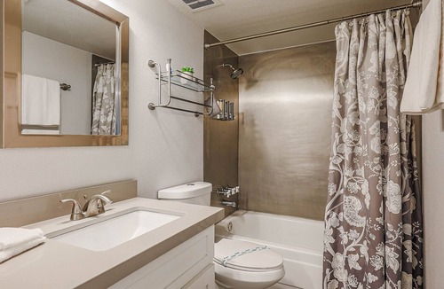 Entertainment District Condo | Beyond Lovely Old Town Condo w/ POOL!