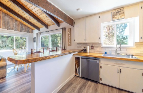 Fox Farm Cabin | Big Bear Cabin - Hot Tub - Game Room - Adventure
