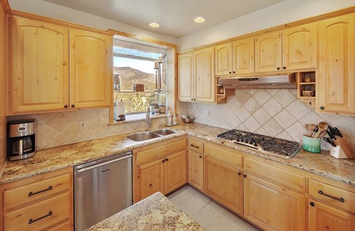 Castle Glen Estates House | BIG Lake Views/AC/King Beds/Garage/Balconies/Games/Snow Summit, Marina, Village