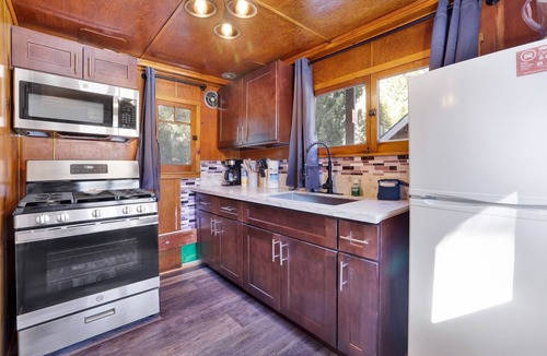 Big Bear Lake Cabin | Big Pines Lakeside Studio Cottage at Big Bear Lake