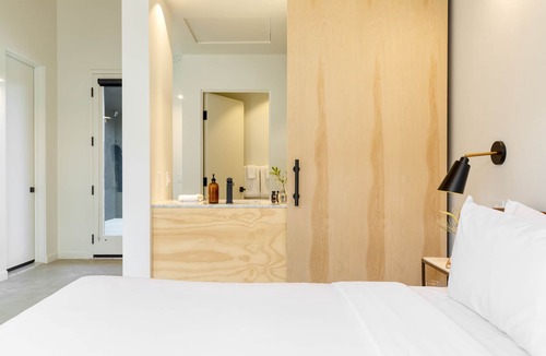 Downtown Palm Springs Hotel | Blackhaus B6 by AvantStay | Modern Room + Pool