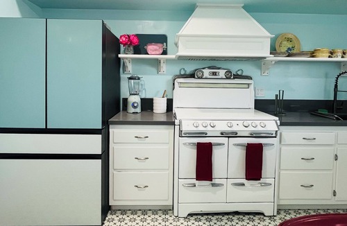 Riverside House | Blast From the Past: 3-bedroom, 2 bath w/AC, King Beds, W/D, 4 TVs & Internet