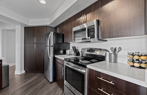 Pico Apartment | Blue Topaz' Prime Santa Monica Location, Central Rare 3BR 2BA Pool, Hot Tub, Gym