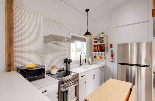 Athol Apartment | Bougie Barn 5 mi to Silverwood theme park!