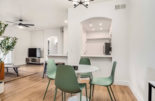 Glendale Sports and Entertainment District Apartment | Boulevard Stays Luxe 2BR by the Stadium Pool, Parking, Gym 05