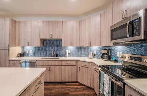 Downtown Phoenix Apartment | Boulevard Stays Modern Roosevelt Row Suite 2BR Pool, Gym 5