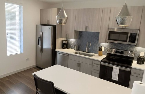 Evans Churchill Apartment | Boulevard Stays Modern Roosevelt 1BR Suite Pool & Gym Access