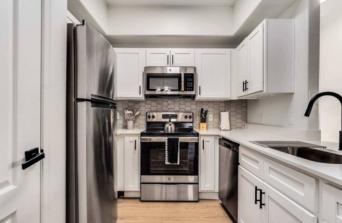 Chandler Apartment | Boulevard Stays Quiet Modern 1BR Pickleball, Pool, Parking, Gym 07