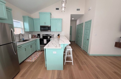 McAllen Apartment | Brand New Modern 2 Bed 2 Bath Apartment I Level 2 EV I WIFI I Heart of Mcallen
