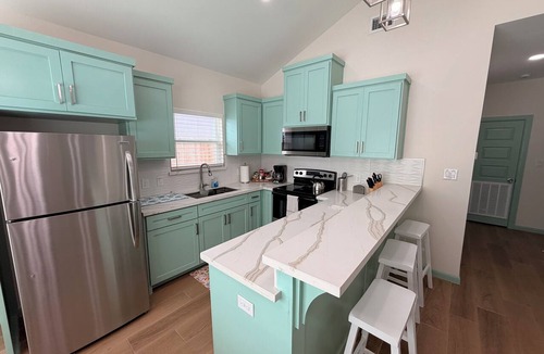McAllen Apartment | Brand New Modern 2 Bed 2 Bath Apartment I Level 2 EV I WIFI I Heart of Mcallen