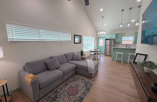McAllen Apartment | Brand New Modern 2 Bed 2 Bath Apartment I Level 2 EV I WIFI I Heart of Mcallen
