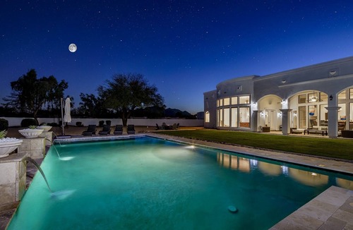 Country Club Acres House | Breathtaking Paradise Valley Estate - Sleeps 10 - Pool -Chef's Kitchen - Theater