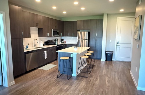 Glendale Apartment | Bright 2-bedroom Apt in Westgate, Walk 8 min to Statefarm Stadium w/attraction.