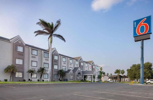 McAllen Apartment | Bright ADA Queen Bed|Pool|Parking