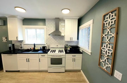 Lamanda Park Apartment | Bright Bungalow steps from Caltech & PCC, Close to the Rose Bowl, Kingsize Bed!
