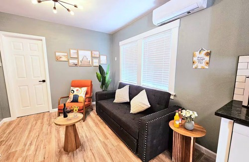 Lamanda Park Apartment | Bright Bungalow steps from Caltech & PCC, Close to the Rose Bowl, Kingsize Bed!