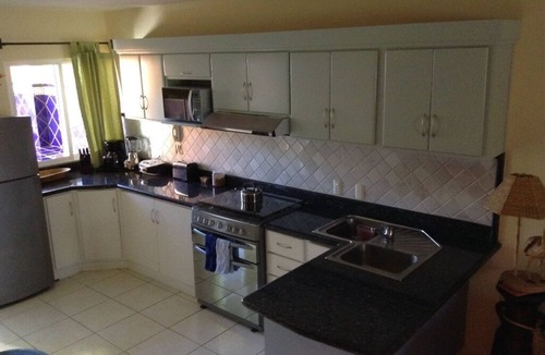 Villa Marina House | Bright, Cheerful, Family-Friendly, Secure Vacation Home 10 Min Walk To The Beach