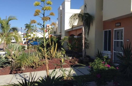 Villa Marina House | Bright, Cheerful, Family-Friendly, Secure Vacation Home 10 Min Walk To The Beach