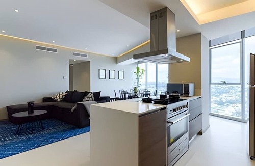 Financial District Apartment | Bright city retreat w/pool & gym