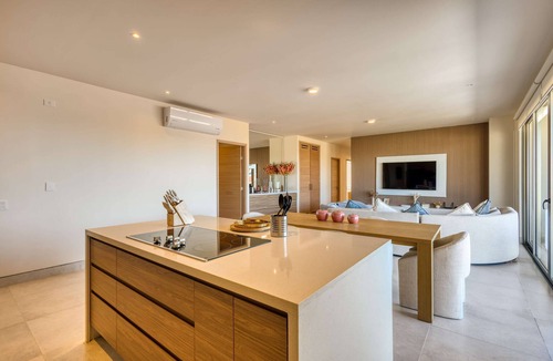 El Tezal Condo | Bright coastal condo with ocean-view balcony, gym, pools, BBQ & kid’s park