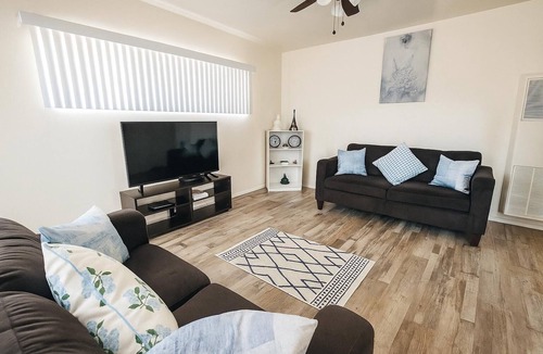 Oleander - Sunset Apartment | Bright & cozy modern space near Downtown.