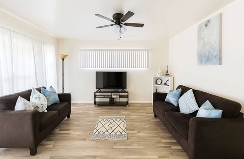 Oleander - Sunset Apartment | Bright & cozy modern space near Downtown.