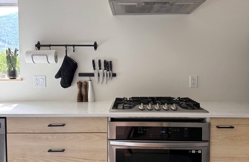 Nelson House | Bright Modern Hillside Stay 3 Min To Downtown Family & Pet Friendly HotTub