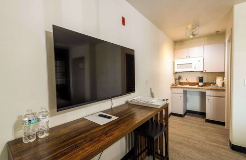 Tolleson Apartment | Bright & New | Blackout Blinds | Near I10