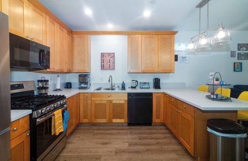 Redlands House | Bright Vibes Home- Sleeps 8- 1 block to University- Pacman, BBQ, Indoor Gym