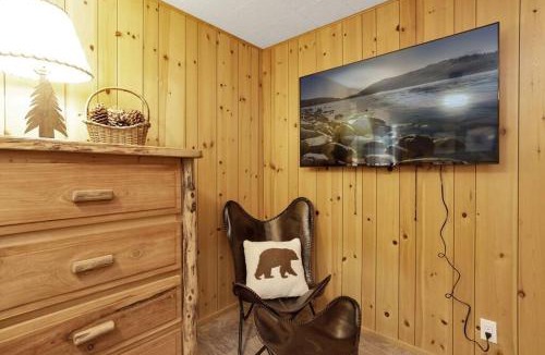 Big Bear Lake House | Bruin Chalet Big Bear~ Cozy Single Level Retreat Cottage~