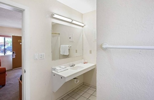 Yuma Hotel | Budget-Friendly Room with Queen Bed Near Yuma International Airport - 2.2 miles