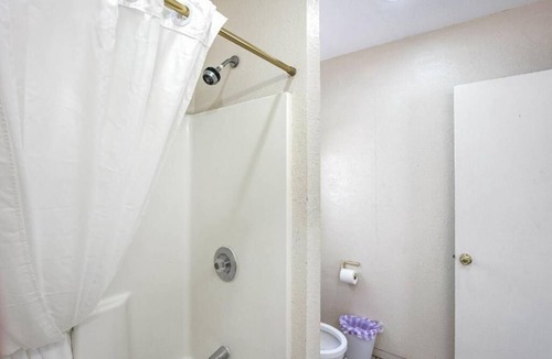 Yuma Hotel | Budget-Friendly Room with Queen Bed Near Yuma International Airport - 2.2 miles