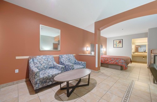 Weslaco Hotel | Budget-Friendly Stay w/King Bed – Perfect for Exploring Local Attractions