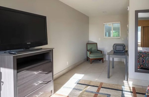 Mesa Hotel | Budget-Friendly w/One Queen Deluxe Near Phoenix Convention Center