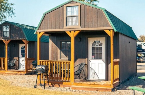 Ehrenberg Cabin | Cabin 11 · Deluxe Family Cabin