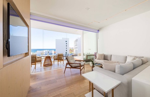 Zona Hotelera House | Cabo Coastal Escape: Beachfront, 5 Swimming Pools, Pet-friendly, Free Parking!