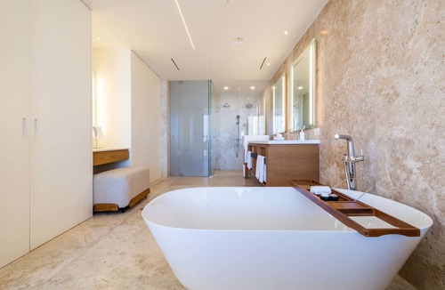Zona Hotelera House | Cabo Coastal Escape: Beachfront, 5 Swimming Pools, Pet-friendly, Free Parking!